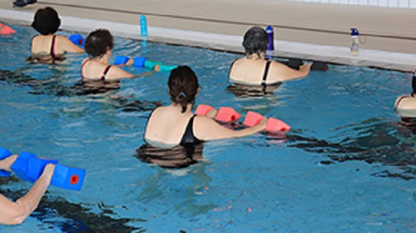 Photo de personnes dans la piscine durant un cours d'aquagym grande profondeur